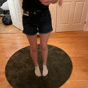 Mörkblåa jeansshorts - Mörkblåa jeansshorts från primark, stolek 34