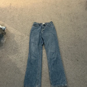 Blå jeansbyxor - Snygga blå jeans med en  straight passform. De har en hög midja. Jeansen är använda en gång så de är som nya💓 nypris 299kr