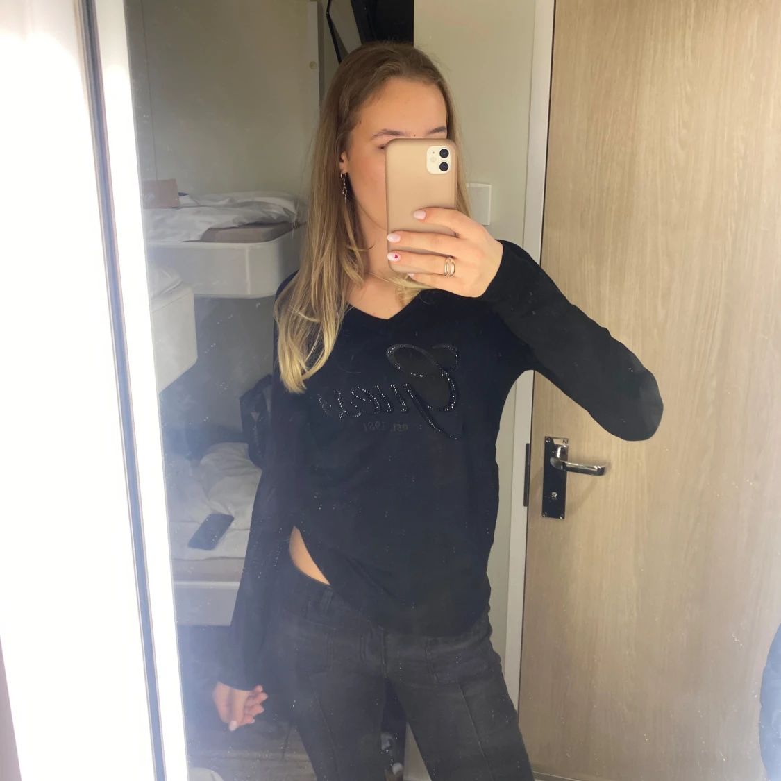 Svart långärmad tröja från Guess - 2