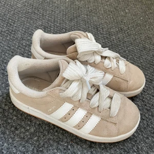 Adidas Campus beige - Superfina beige adidas campus i storlek 35. Använda ett par gånger bara. Som nya skulle jag säga. 