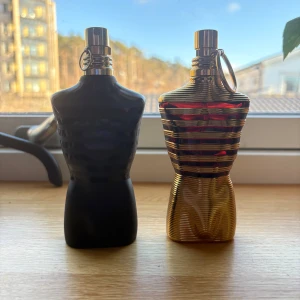 Jean Paul Gaultier Le Male Parfymset - Två parfymer ( båda 75ml ) från Jean Paul Gaultier: Le Male Le Parfum i en svart flaska och Le Male Elixir i en guldflaska. Le Male har kanske 50-60% kvar av parfym i och Le Male Elixir har kanske 30% kvar av innehållet!