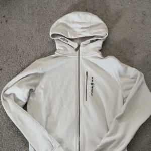 Vit huvtröja från Sail Racing - Sail Racing hoodie i bra skick