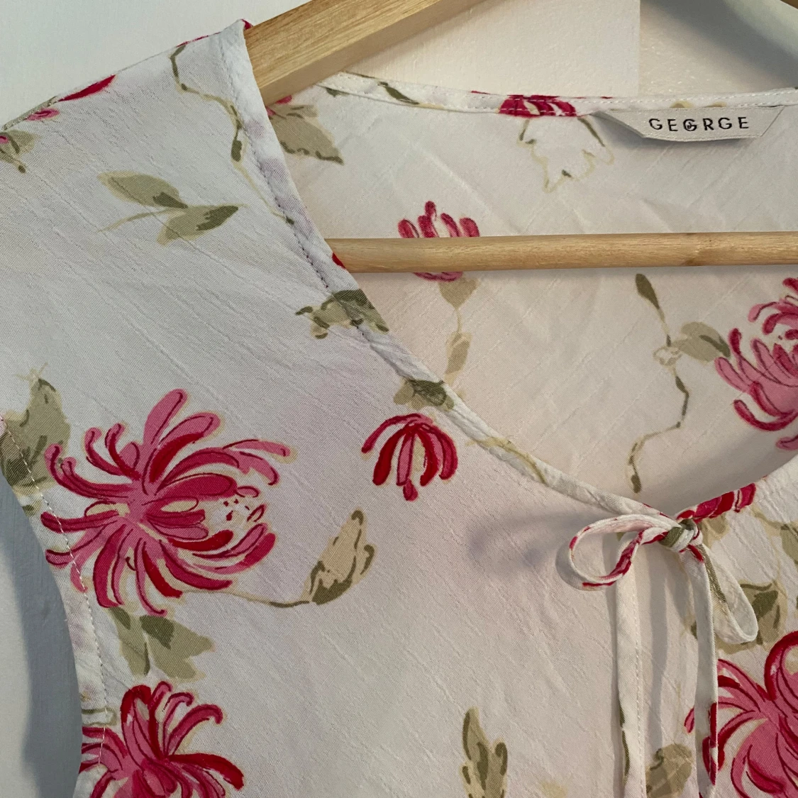 Vit blommig topp från George - 2