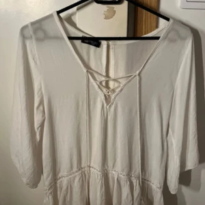 Vit blus  - Charmig vit blus ifrån Chealsa kommer tyvärr inte till användning 