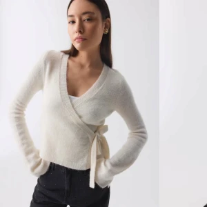 Vit omlottkofta  - Säljer denna jättefina kofta från Gina.❤️ Endast använd 2-3 gånger, säljer på grund av att den inte kommer till användning.❤️ Skriv vid frågor.❤️