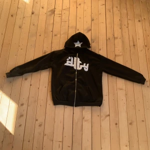 Zip up hoodie  - Helt oanvänd en enkel och fin design för frågor ställ i dm ❗️