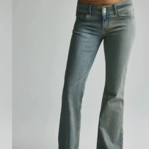 Blå bootcut jeans - Snygga blå bootcut jeans med låg midja och klassisk femficksdesign. Skriv för egna bilder💕