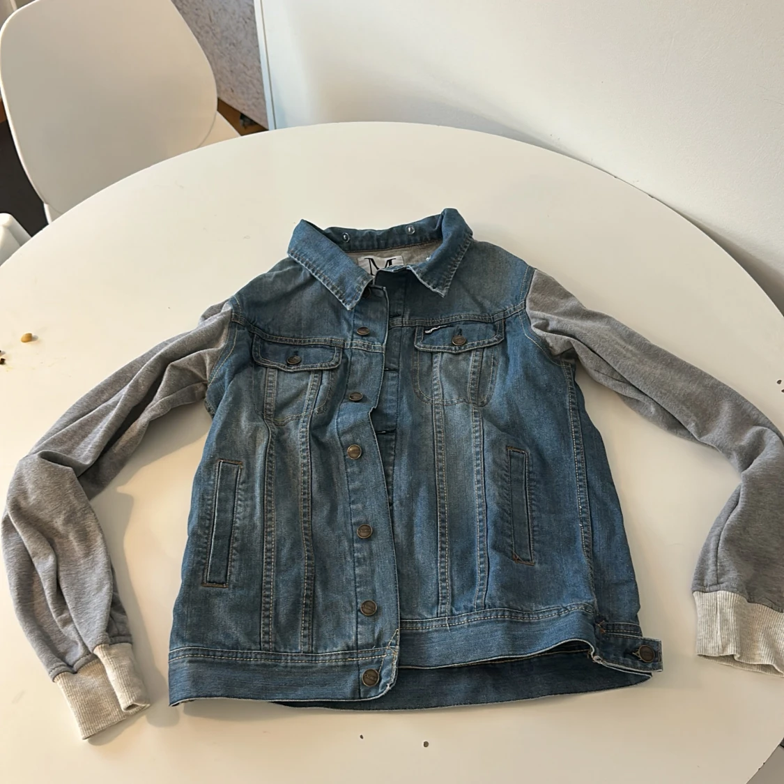 Jeansjacka med grå ärmar