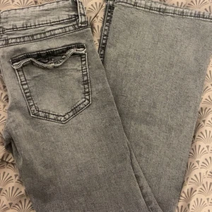 Grå bootcut jeans från Gina Tricot - Snygga grå jeans från Gina Tricot med en klassisk femficksdesign. De har en knapp och dragkedja framtill samt bälteshällor. Perfekta för en avslappnad stil. Skickar dagen efter du köpt, bild på? Bara att skriva ((: