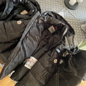 Svart dunjacka från Moncler - Säljer en snygg svart dunjacka från Moncler. Säljer då jag har två o behöver bara en,den är i storlek s och skulle säga den kan passa en m också beroende på hur tajt man vill ha den
