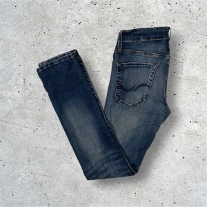 Jack & Jones jeans Slim/Glenn - Snygga blåa Jack & Jones jeans i stl W29 L32 som är i väldigt bra skick. Jeansen har inga defekter. Priset är förhandlingsbart!