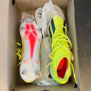 Adidas Fotbollsskor - Säljer dessa adidas fotbollsskor i skruvdobb! Använda en gång bara:) storlek 44 kom med bud!