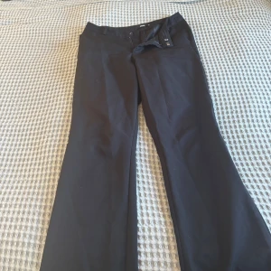 Svarta kostymbyxor från Bik Bok - Snygga svarta kostymbyxor från Bik Bok med en klassisk design. Byxorna har en rak passform . 