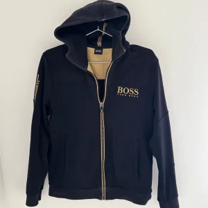 Hugo boss zip hoodie  - Storlek M men sitter som S       Den är autentisk finns tyvär inget kvitto. Den är i bra skick 