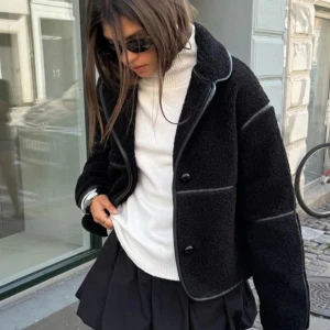 Svart teddyjacka med knappar - Säljer en snygg svart teddyjacka perfekt för våren då jag inte för användning för den. Slutsåld på hemsidan, skriv för frågor💞💞från Nelly 