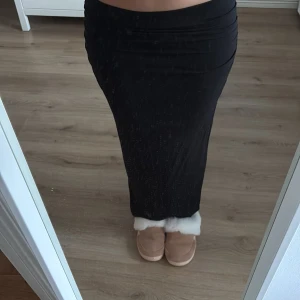 Svart långkjol från Gina Tricot - Säljer denna as snygga långkjol ifrån Gina tricot, den har en tight passform vilket gör att den framhäver formerna på ett jätte fint sett. 