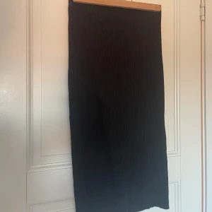 Svart ribbad kjol - Snygg svart ribbad kjol från hm. Köpt förra sommaren. Använd men i fint skick.!