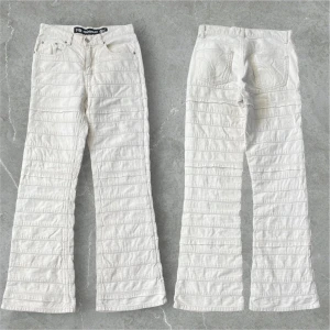 Vita bootcut byxor -  Super coola bootcut Manchester byxor! Midjemått tvärsöver: 36 cm, ytterbenslängd: 100 cm, fotvidd: 24 cm. 