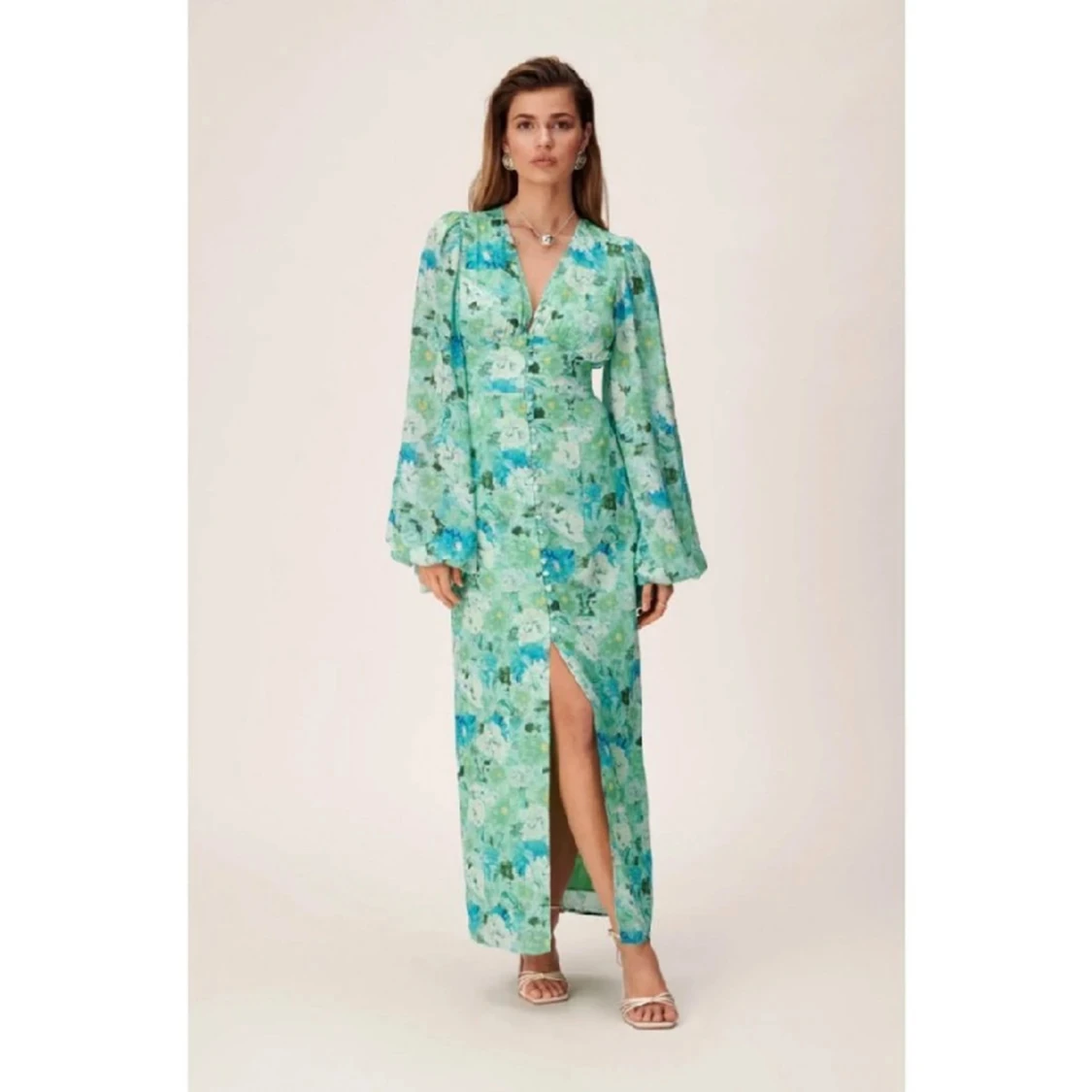 Grön blommig långklänning