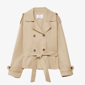 Vår Jacka - Snygg beige trenchcoat från Stradivarius med dubbelknäppning framtill. Jackan har inga deffekter . Den är använd få gånger och är perfekt för vår och höst!🍁