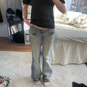 Lågmidjade ljusblåa jeans - Ett par snygga lågmidjade jeans, 42cm rakt över midjan och 89 cm innebenslängd! Jag är 170 som referens, jag har sytt in dem längre upp som ni kan se på bild 3 då de varit pösiga där innan