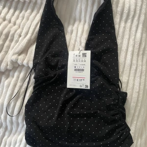 Svart topp - Svart fest topp, aldrig använd och köpt i somras 