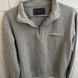 Grå half zip tröja - 57 cm bred - armhåla - armhåla  47 cm axelbredd 61.5 cm lång