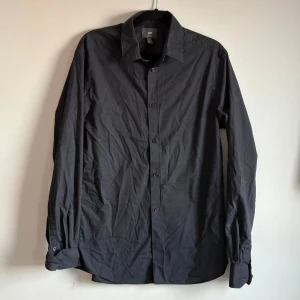 Svart skjorta - Snygg svart skjorta från H&M