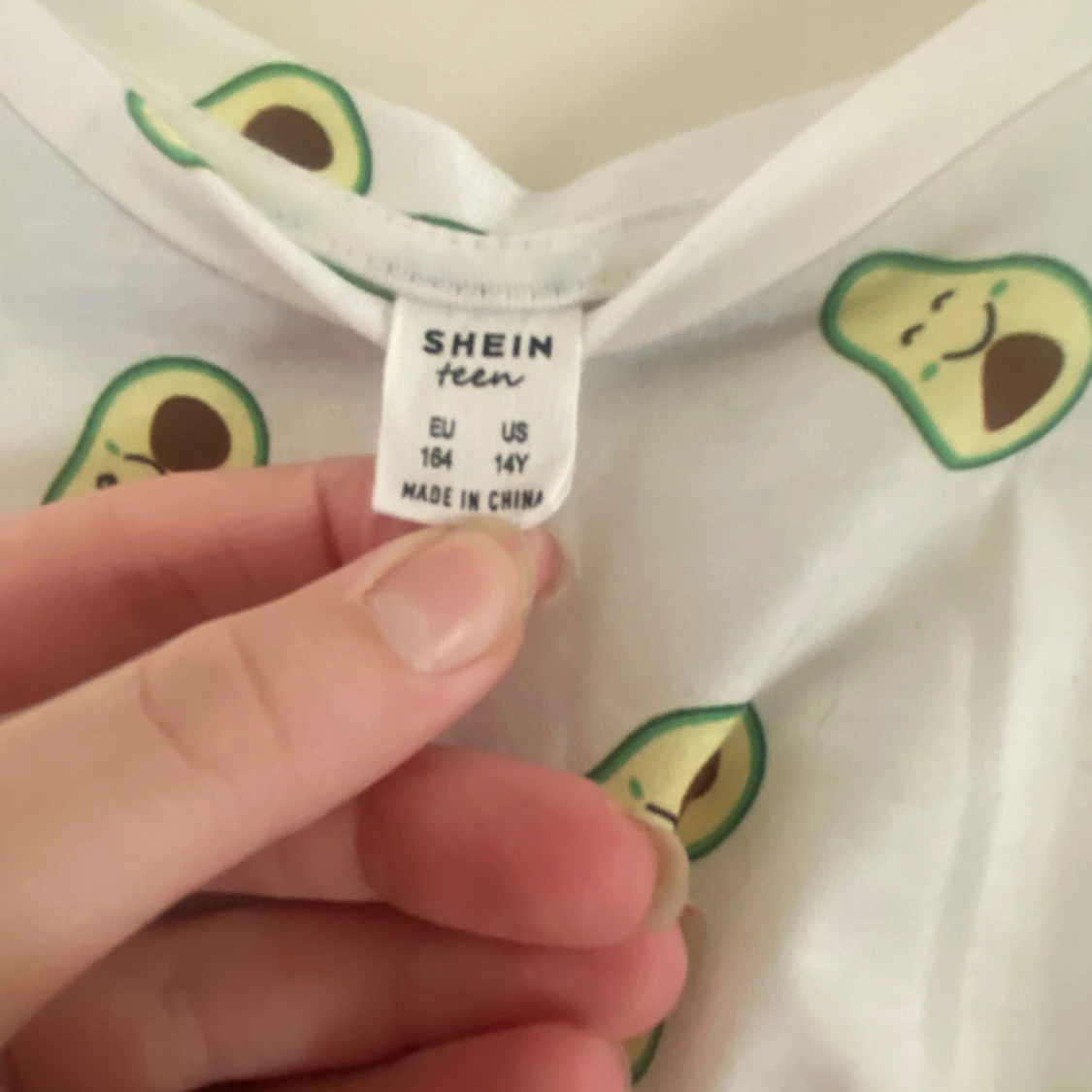 Vit croppad t-shirt med avokadotryck från Shein - 2