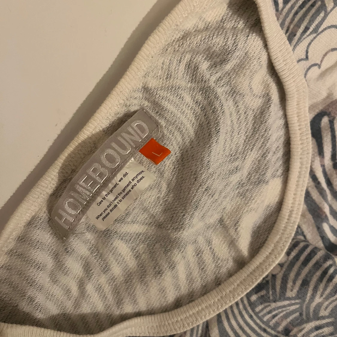 Vit och blå långärmad tröja med vågmönster från Homebound - 2