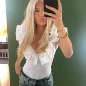 Vit volangbody från Zara - Säljer slustsålda volangbodyn från Zara med stora volanger runt axlarna. 💖💖 glöm inte kika in min profil för fler bodys💘