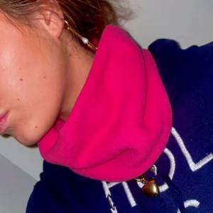 rosa buff - Säljer mysig hals buff i fleece i rosa! Funkar även perfekt som pannband, en en perfekt detalj för snygga outfits! Hör av er vid frågor och kolla min profil för fler färger!❤️