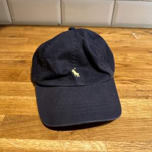 Säljer min Ralph Lauren keps. Använd ett par gånger men i bra skick.