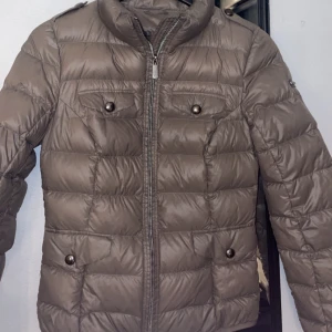 reset jacka - jätte snygg reset jacka, står inte vad det är för storlek på den men har för mig att jag beställde i XS/S, fickorna är fejk och färgen är beige/brun