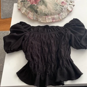 Fin svart blus från even&odd - Svart kortärmad blus från even&odd! Storleken står inte, uppskattar att det är xs ❤️