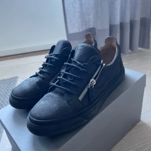 Giuseppe zanotti skor - Säljer dessa Giuseppe skor som är i bra skick. Säljer de för en snabb affär🌟  Dustbags och allt finns med