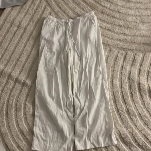 Linnebyxor från Gina storlek m - Ett par vita linnebyxor från Gina som användes endast en gång. 