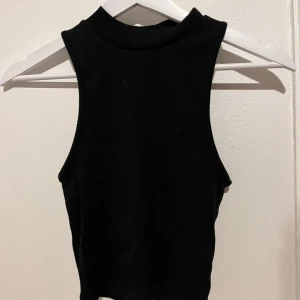 svart linne - Säljer detta svarta ribbade linne då jag aldrig använder det, bra skick.