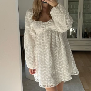 Klänning  - Super fin klänning från NA-KD i storlek 34, perfekt till studenten! Slutsåld på hemsida, har använt den en gång på min egna student så den är i bra skick! Hör av er vid frågor och kom gärna med egna prisförslag🫶🏼