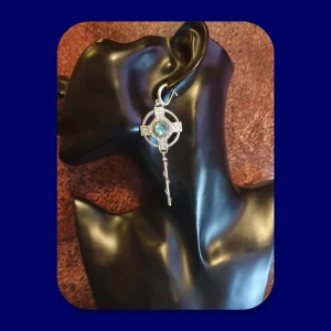 Snygga örhängen - Kors - Snygga silverfärgade örhängen, längden på dessa är ca: 7.5 cm. Dessa är oanvända. ✨️Titta igenom alla mina upplagda och köp fler saker i bundle för att spara på frakten och få allt du köpt i ett och samma paket✨️