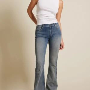 Low flare jeans  - Sitter jätte bra. Bara inte något jag kmr använda. De är nya 
