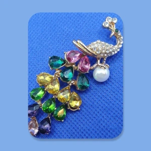 Brosch - Påfågel i vackra färger - Den här broschen i form av en påfågel i vackra färger är ca 7 × 3 cm, oanvänd. ✨️Titta igenom alla mina upplagda och köp fler saker i bundle för att spara på frakten och få allt du köpt i ett och samma paket✨️ 