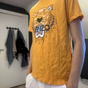 Äkta kenzo t-shirt, använder ej längre så bättre o sälja den