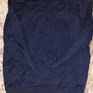 Boss sticakt tröja - Säljer den använder inte den. Helt enkelt grish stil så att säga. Mycket fin inga skador på den.