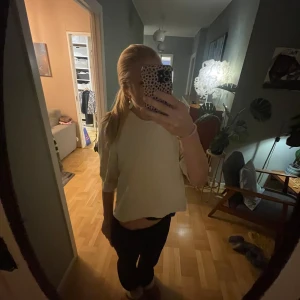 Tjock T-shirt  - En tjock T-shirt från monki i väldigt bra skick. Skriv privat om du undrar något eller vill ha fler bilder💕