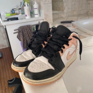 Jordan 1 - Jordan 1 i korall färg, stolek 36