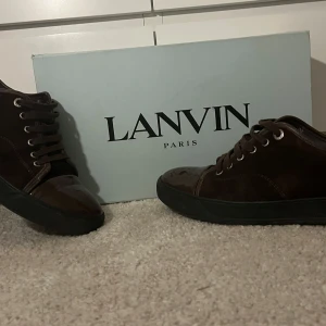 Lanvins - Feta lanvins skicket är  8,5-10 och ny pris 5000, L:et på sulan har åkt bort med tiden men det är inte något som märks, en repa på glansen som syns på bild 3, säljer då de blivit för små dem passar 41-43, skriv vid funderingar🤝