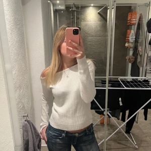 Vit offshoulder tröja - Säljer en superfin vit offshoulder tröja. Den är ribbad och har långa ärmar. Säljer då den är lite liten på mig!🩷