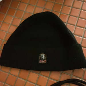 Parajumpers mössa - Mössan är helt ny men den passa inte mig skick 10/10 