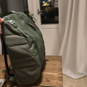 Douchebag  - DB ryggsäck modell hugger, mörk grön, bra skick. Nypris Ca 1400kr